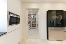 여섯 개의 방과 두 개의 포치가 있는 삼대가 사는 집