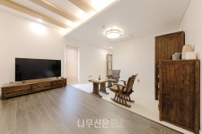 여섯 개의 방과 두 개의 포치가 있는 삼대가 사는 집