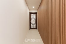 여섯 개의 방과 두 개의 포치가 있는 삼대가 사는 집