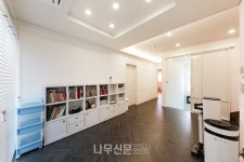 여섯 개의 방과 두 개의 포치가 있는 삼대가 사는 집