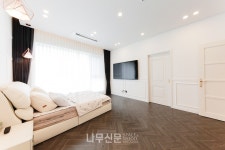 여섯 개의 방과 두 개의 포치가 있는 삼대가 사는 집