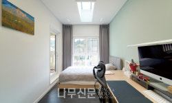 네 대의 주차공간과 방마다 천창이 있는  좌우대칭 대저택