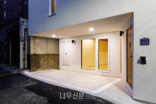 골목길 삼각형 작은 땅에 하늘을 품고 내려앉은 협소주택_흙마당이 있다