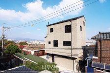 복잡한 구도심에 간결하게 우뚝선 다락 따로 목조주택 3층집, 안유재(安遊齎)