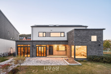 단순함 속에 풍요로운 삶, 따듯하고 조용한 집