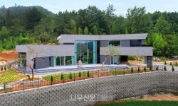 거대한 거실과 홈캠핑 뒤뜰까지, 500평 대저택의 선굵은 미니멀리즘