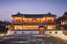 너그러운 세월과 어진 사람들의 놀이터, 은평한옥마을의 그 집, 인휴당仁休堂