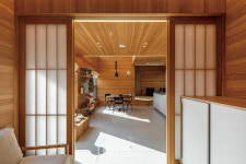 여섯 개의 박공지붕과 네 개의 마당이 있는 제주 소우주에는 12종의 목재가 사용되었다