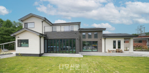 지붕 모양이 거실 안으로 들어온 집, 초록 잔디 마당 넓은 용인 단독주택