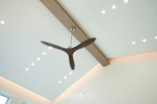 지붕 모양이 거실 안으로 들어온 집, 초록 잔디 마당 넓은 용인 단독주택