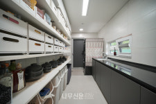 지붕 모양이 거실 안으로 들어온 집, 초록 잔디 마당 넓은 용인 단독주택