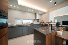 지붕 모양이 거실 안으로 들어온 집, 초록 잔디 마당 넓은 용인 단독주택