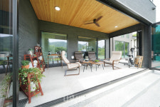 지붕 모양이 거실 안으로 들어온 집, 초록 잔디 마당 넓은 용인 단독주택