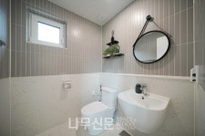 지붕 모양이 거실 안으로 들어온 집, 초록 잔디 마당 넓은 용인 단독주택