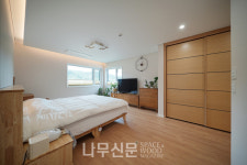 지붕 모양이 거실 안으로 들어온 집, 초록 잔디 마당 넓은 용인 단독주택