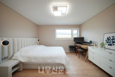 지붕 모양이 거실 안으로 들어온 집, 초록 잔디 마당 넓은 용인 단독주택