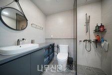 지붕 모양이 거실 안으로 들어온 집, 초록 잔디 마당 넓은 용인 단독주택