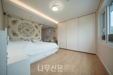 지붕 모양이 거실 안으로 들어온 집, 초록 잔디 마당 넓은 용인 단독주택
