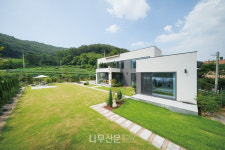 푸른 잔디마당 창 넓은 파주 이층집