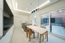 호텔 같은 욕실과 나만의 홈바가 있는 ㄷ자형 중정 용인 단독주택