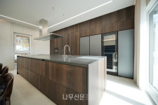 가로형 대지에 담긴 모던 디자인－여백과 빛, 바람의 집