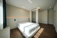 가로형 대지에 담긴 모던 디자인－여백과 빛, 바람의 집