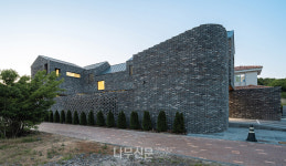 세 개의 안마당에 곶자왈을 품은 제주 단독주택 Green Black
