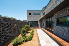 세 개의 안마당에 곶자왈을 품은 제주 단독주택 Green Black