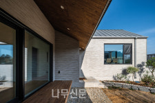 질문 많은 부부, 조용한 집을 짓다 : 양평군 백안리 단층 목조주택