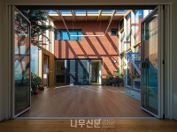 두 세대의 감정적 연결고리, 하나의 온실-햇살정원