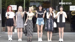 여자친구, 사랑스러움 가득~ 가요광장 출근길