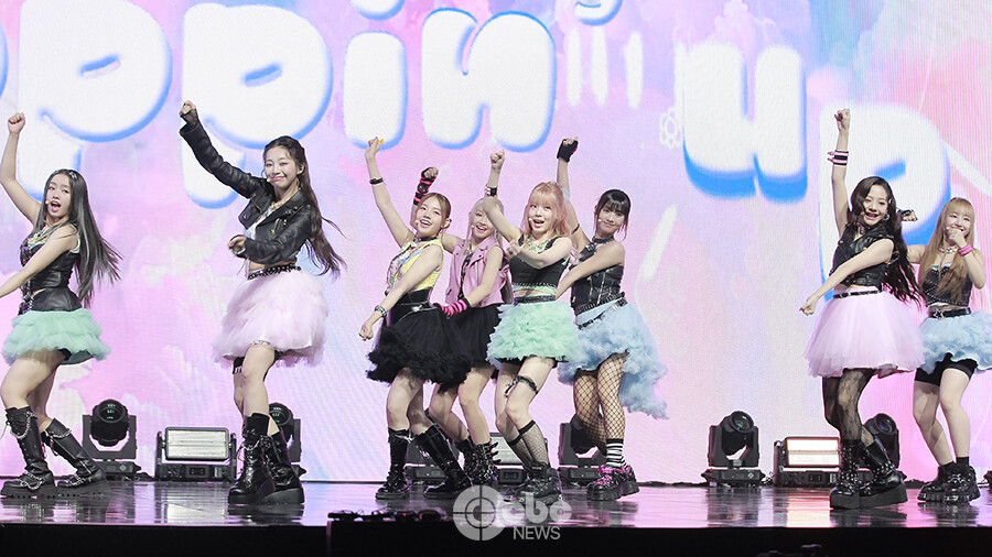 UNIS, 젠지 공주로 컴백! 새 싱글앨범 CURIOUS 선보임!