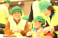 하나금융그룹 설맞이 전통 떡 나눔 봉사활동 실시…소외된 이웃들에 온기 전해