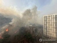[속보] 산불 인근 대단지 아파트 주민들 소화전 활용해 화재 진압 시도...민가와 50~100m 떨어진 곳까지 접근
