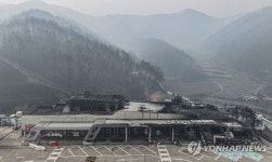 [속보] 경북 대형 산불로 청송휴게소 전소, 경북도 서산영덕고속도로 청송휴게소 전소 피해 발생…복구 비용 100억 원 추산, 전소 피해 잇따라... 