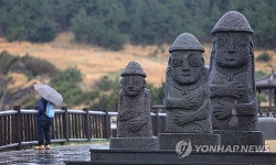 [날씨] 제주 흐리고 곳에 따라 비, 낮 최고기온은 15∼17도…예상 강수량 5㎜ 내외