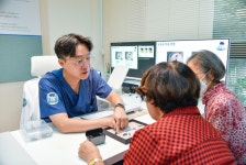 홍성만보청기 청각언어센터, 용인시 취약계층 어르신께 보청기 4대 기증