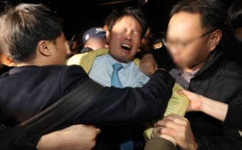 복지부 차관, '우한폐렴 격리수용지' 진천 찾았다가 지역주민들에 물병 맞고 머리채 잡혀