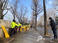 與구청장 서울 종로구, 경찰 협조 아래 청와대 앞 광야교회 천막 등 강제 철거...농성시민들 강력반발