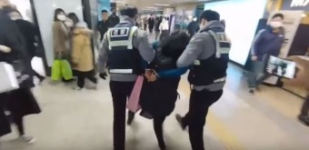 文정권 경찰의 폭거...'문재인 하야' 전단 돌리던 50대 여성 '신분증 없다'며 손목에 수갑 채워 체포