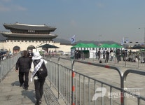[현장24시]故 박정희 대통령 서거 41주기...광화문광장 추도 분향소엔 시민 행렬 끊이지 않아