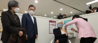쇼 좋아하던 文, 결국 1호 접종 피했다...마포구 보건소 찾아 국내 첫 백신 접종 참관