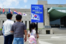 [펜앤포토] 호국선열들의 희생과 헌신, 기억하겠습니다!···전쟁기념관 눈길