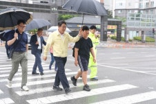 어린이 통학로 안전은 시장이 책임진다...홍태용 김해시장, 통학로 직접 점검