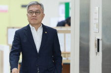 최강욱 의원직 상실…조국 아들 허위서류 기소 3년8개월만에 유죄 확정