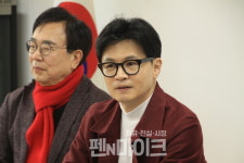[펜앤포토] 구포시장 상인회 간담회에 참석한 한동훈 비대위원장