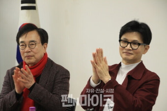 [펜앤포토] 박수치고 있는 서병수 국회의원과 한동훈 비대위원장