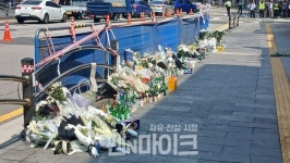 [펜앤포토] 시청역 사고 현장, 영혼들을 위로하는 손길