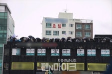 [펜앤포토] 건물 옥상에 모인 부산시민들