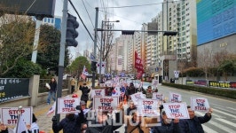 선관위 해체 100여 명 시민들, 부산선관위 앞에서 외쳐